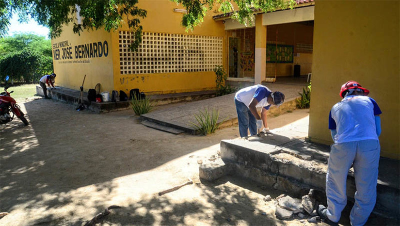 Imagem 1 - A Escola Municipal Vereador José Bernardo, localizada na comunidade de Passagem de Pedra, passará por um amplo processo de revitalização, que engloba revisão elétrica e hidráulica, de cobertura, descupinização, pintura, revisão de esquadria de madeira e de ferro, obras de acessibilidade, entre outras. “Ao mesmo tempo em que estamos concluindo a entrega daquelas primeiras escolas que nós iniciamos a manutenção, já estamos iniciando um segundo grupo de unidades. Entendemos que a educação é o resultado de diversos fatores, dentre eles um lugar agradável e acessível para os nossos alunos”, diz a secretária de educação, Hubeônia Alencar. Imagem 1 - A Escola Municipal Vereador José Bernardo, localizada na comunidade de Passagem de Pedra, passará por um amplo processo de revitalização, que engloba revisão elétrica e hidráulica, de cobertura, descupinização, pintura, revisão de esquadria de madeira e de ferro, obras de acessibilidade, entre outras. “Ao mesmo tempo em que estamos concluindo a entrega daquelas primeiras escolas que nós iniciamos a manutenção, já estamos iniciando um segundo grupo de unidades. Entendemos que a educação é o resultado de diversos fatores, dentre eles um lugar agradável e acessível para os nossos alunos”, diz a secretária de educação, Hubeônia Alencar.