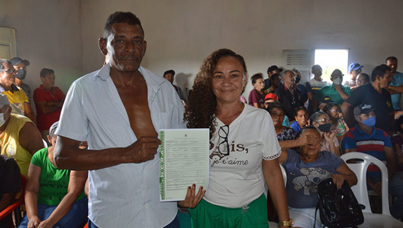 Imagem 1 - Os beneficiados moram nos assentamentos Hipólito e Cordão de Sombra, região leste da cidade de Mossoró; Orgulhosa, Dona Maria Vera Lúcia disse que está muito feliz e que agora "posso implementar a minha criação de galinhas. Tenho uma enorme gratidão a Deus e ao Incra", afirmou. Imagem 1 - Os beneficiados moram nos assentamentos Hipólito e Cordão de Sombra, região leste da cidade de Mossoró; Orgulhosa, Dona Maria Vera Lúcia disse que está muito feliz e que agora "posso implementar a minha criação de galinhas. Tenho uma enorme gratidão a Deus e ao Incra", afirmou.