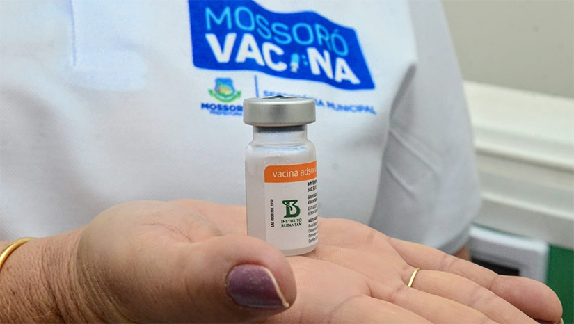 Imagem 1 - Os pontos extras são as Unidades Básicas de Saúde Maria Soares e Chico Costa, o Partage Shopping Mossoró, a Festa de Nossa Senhora da Conceição e a Festa do Bode. Nas UBSs serão ofertados os imunizantes contra a Covid-19, Influenza, febre amarela, poliomielite e da multivacinação. Nos demais pontos não haverá somente a vacinação da multivacinação. As demais vacinas acima citadas serão aplicadas normalmente. As UBS’s estarão abertas das 8h às 16h. Já o ponto extra no Partage Shopping ficará aberto das 10h às 18h. Os pontos extras instalados na Festa do Bode e na Festa de Nossa Senhora da Conceição, ficam abertos das 18h às 22h. Imagem 1 - Os pontos extras são as Unidades Básicas de Saúde Maria Soares e Chico Costa, o Partage Shopping Mossoró, a Festa de Nossa Senhora da Conceição e a Festa do Bode. Nas UBSs serão ofertados os imunizantes contra a Covid-19, Influenza, febre amarela, poliomielite e da multivacinação. Nos demais pontos não haverá somente a vacinação da multivacinação. As demais vacinas acima citadas serão aplicadas normalmente. As UBS’s estarão abertas das 8h às 16h. Já o ponto extra no Partage Shopping ficará aberto das 10h às 18h. Os pontos extras instalados na Festa do Bode e na Festa de Nossa Senhora da Conceição, ficam abertos das 18h às 22h.