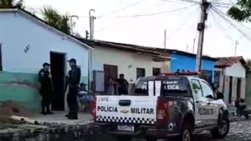 Imagem 1 - Antônio Menezes Maia estava perto de casa quando teria sido abordado pelos assassinos. Correu para dentro de casa, onde terminou sendo morto com tiros de pistola e espingarda calibre 12. A PM fez o isolamento do local. O caso deve ser investigado pela Divisão de Homicídios de Mossoró Imagem 1 - Antônio Menezes Maia estava perto de casa quando teria sido abordado pelos assassinos. Correu para dentro de casa, onde terminou sendo morto com tiros de pistola e espingarda calibre 12. A PM fez o isolamento do local. O caso deve ser investigado pela Divisão de Homicídios de Mossoró