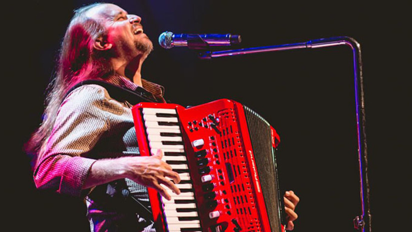 Imagem 1 - Conhecido como "O Poeta" por manter uma linha de composições majoritariamente falando de amor, Dorgival Dantas é dono de vários sucessos e já teve suas canções gravadas por diversos artistas e bandas, além de virarem também trilha sonora de algumas novelas. A Arena Gastronômica funcionará das 19h às 22h, com estandes de 18 restaurantes para proporcionar ao público a possibilidade de saborear diferentes receitas com a lagosta. O Poeta assume o palco a partir de meia noite! Imagem 1 - Conhecido como "O Poeta" por manter uma linha de composições majoritariamente falando de amor, Dorgival Dantas é dono de vários sucessos e já teve suas canções gravadas por diversos artistas e bandas, além de virarem também trilha sonora de algumas novelas. A Arena Gastronômica funcionará das 19h às 22h, com estandes de 18 restaurantes para proporcionar ao público a possibilidade de saborear diferentes receitas com a lagosta. O Poeta assume o palco a partir de meia noite!