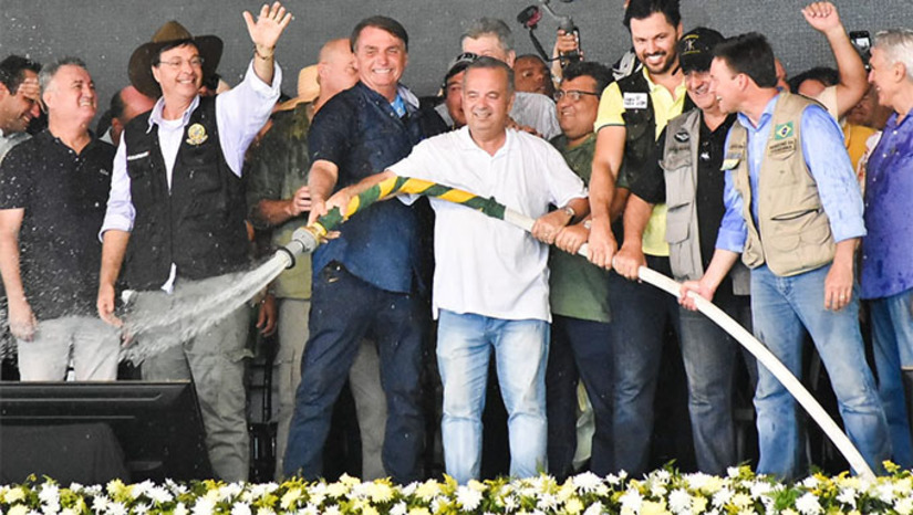 Imagem 1 - Como além de vetar a duplicação da BR 304 como prioridade na LDO, Bolsonaro também vetou as obras do Cinturão das Águas, projeto prometido em palanque de campanha para senador do seu ex-ministro Rogério Marinho, que chegou a inaugurar a chegada das águas do Rio São Francisco ao RN usando um carro pipa ao lado do presidente Bolsonaro em Jucurutu/RN. A corrida agora em defesa do Povo Potiguar, segundo o Senador Jean, é derrubar estes vetos de Bolsonaro e garantir que o próximo governo duplique a BR 304 e faça o Cinturão das Águas Imagem 1 - Como além de vetar a duplicação da BR 304 como prioridade na LDO, Bolsonaro também vetou as obras do Cinturão das Águas, projeto prometido em palanque de campanha para senador do seu ex-ministro Rogério Marinho, que chegou a inaugurar a chegada das águas do Rio São Francisco ao RN usando um carro pipa ao lado do presidente Bolsonaro em Jucurutu/RN. A corrida agora em defesa do Povo Potiguar, segundo o Senador Jean, é derrubar estes vetos de Bolsonaro e garantir que o próximo governo duplique a BR 304 e faça o Cinturão das Águas