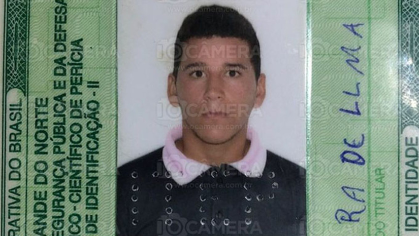 Imagem 1 - Janilson Câmara de Lima, de 20 anos, residente no Assentamento Pomar, estava sentada numa cadeira no alpendre de um bar na região conhecida como Sem Teto, localizada na Vila Central da Maísa, quando os atiradores chegaram e o mataram com tiro à queima roupa, no início da madrugada deste domingo, dia 14 de agosto de 2022. Mais um caso para ser investigado pela Divisão de Homicídios de Mossoró, que investiga centenas de outros casos da mesma natureza com poucos policiais e poucas condições físicas e tecnológicas. Foto e informações de O Câmera Imagem 1 - Janilson Câmara de Lima, de 20 anos, residente no Assentamento Pomar, estava sentada numa cadeira no alpendre de um bar na região conhecida como Sem Teto, localizada na Vila Central da Maísa, quando os atiradores chegaram e o mataram com tiro à queima roupa, no início da madrugada deste domingo, dia 14 de agosto de 2022. Mais um caso para ser investigado pela Divisão de Homicídios de Mossoró, que investiga centenas de outros casos da mesma natureza com poucos policiais e poucas condições físicas e tecnológicas. Foto e informações de O Câmera