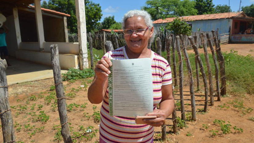 Imagem 1 - Nas últimas duas semanas, o INCRA entregou o título das terra de mais de 150 famílias do Hipólito e comunidades vizinhas e neste dia 12 a festa foi de mais de 250 famílias do Assentamento Cabelo de Negro, em Mossoró, e no Assentamento Palheiros, entre Assu e Mossoró Imagem 1 - Nas últimas duas semanas, o INCRA entregou o título das terra de mais de 150 famílias do Hipólito e comunidades vizinhas e neste dia 12 a festa foi de mais de 250 famílias do Assentamento Cabelo de Negro, em Mossoró, e no Assentamento Palheiros, entre Assu e Mossoró