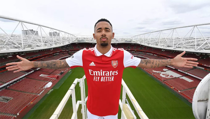 Imagem 1 - A edição 2022/2023 da Premier League inglesa tem um total de vinte e três brasileiros em campo. Espalhados por onze clubes diferentes, os jogadores querem repetir o feito de Gabriel Jesus, Éderson e Fernandinho, campeões com o Manchester City na última temporada. Além disso, vários desses atletas buscam garantir um lugar entre os convocados do técnico Tite para a Copa do Mundo no final do ano. Imagem 1 - A edição 2022/2023 da Premier League inglesa tem um total de vinte e três brasileiros em campo. Espalhados por onze clubes diferentes, os jogadores querem repetir o feito de Gabriel Jesus, Éderson e Fernandinho, campeões com o Manchester City na última temporada. Além disso, vários desses atletas buscam garantir um lugar entre os convocados do técnico Tite para a Copa do Mundo no final do ano.