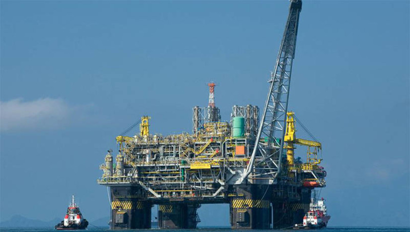   [COLUNA ESPLANADA] Grandes empresas estrangeiras que operam no Brasil seguram os investimentos neste segundo semestre no compasso das eleições. O cenário incerto influencia diretamente nos planos a médio prazo. A Coluna soube de dois casos – um do setor de petróleo e outro, de imóveis e hotelaria. O clima vai ao encontro de uma pesquisa recém-divulgada pela divisão de investimentos do Bank of America: constatou-se que 40% dos investidores estão atentos aos planos fiscais após as eleições brasileiras, uma vez que os líderes das pesquisas de intenção de votos – Jair Bolsonaro (PL) e Lula da Silva (PT) – têm citado mudanças no teto de gastos para 2023. Outros 45% ouvidos estão preocupados com a situação das contas públicas no curto prazo.