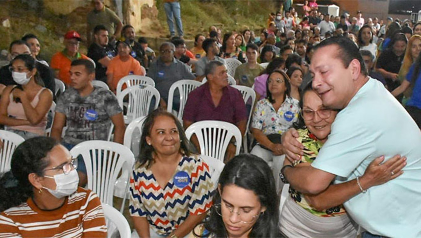 Imagem 1 -  Prefeito Fernandinho, vice Ari, ex-prefeito Isaías e vereadores apoiam à reeleição do deputado Ezequiel Ferreira. “Nosso mandato na Assembleia Legislativa trouxe ações em infraestrutura, como pavimentação e o projeto de iluminar o Gargalheiras, que será executado pela Prefeitura. Máquinas e outras ações onde somos parceiro da gestão Fernandinho e Ari, que tem altos índices de aprovação em Acari. Também quero agradecer ao ex-prefeito Isaías, que fez uma grande gestão e deixou marcas”, discursou Ezequiel Ferreira.