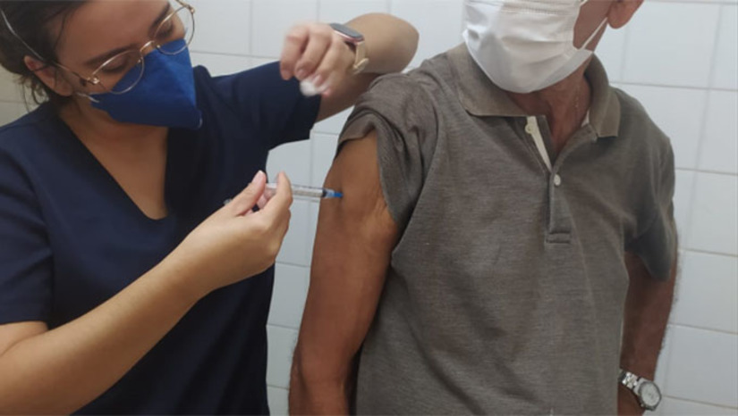 Imagem 1 - A médica diretora corporativa de terapia intensiva do Sistema Hapvida, Franciane Gonçalves chama a atenção para os grupos de risco da doença: “Ela acontece com mais frequência em crianças e idosos, principalmente, quando há condições que diminuem o sistema imunológico, gerando sintomas como rigidez de nuca, dificuldade para encostar o queixo no peito, manchas vermelhas pelo corpo e febre alta persistente”. Em Mossoró, a Prefeitura está com equipes nas escolas vacinando as crianças Imagem 1 - A médica diretora corporativa de terapia intensiva do Sistema Hapvida, Franciane Gonçalves chama a atenção para os grupos de risco da doença: “Ela acontece com mais frequência em crianças e idosos, principalmente, quando há condições que diminuem o sistema imunológico, gerando sintomas como rigidez de nuca, dificuldade para encostar o queixo no peito, manchas vermelhas pelo corpo e febre alta persistente”. Em Mossoró, a Prefeitura está com equipes nas escolas vacinando as crianças