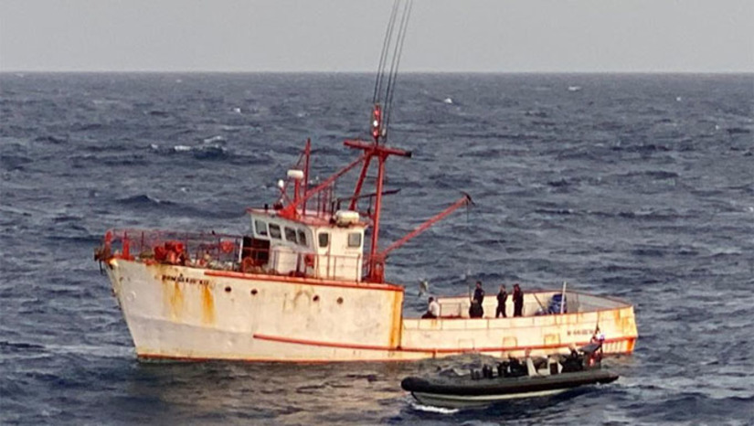 Imagem 1 - Desta vez a droga foi encontrada num barco pesqueiro, que havia partido do Porto do Mucuripe, no Ceará, com destino a Europa. Seis foram presos. A PF do Ceará contou com agentes do RN, da Paraíba, além de cooperação das forças policiais de combate ao tráfico internacional dos Estados Unidos e do Reino Unido Imagem 1 - Desta vez a droga foi encontrada num barco pesqueiro, que havia partido do Porto do Mucuripe, no Ceará, com destino a Europa. Seis foram presos. A PF do Ceará contou com agentes do RN, da Paraíba, além de cooperação das forças policiais de combate ao tráfico internacional dos Estados Unidos e do Reino Unido