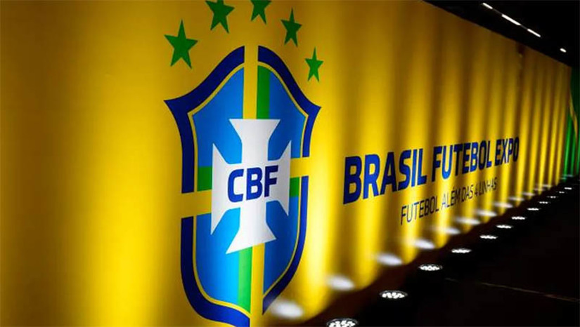 Imagem 1 -  [COLUNA ESPLANADA] A Confederação Brasileira de Futebol (CBF), entidade máxima do esporte no Brasil, já avisou que não autoriza imagens associadas à sua logo ou uso do uniforme da Seleção Brasileira por políticos ou partidos. No jogo fora de campo, a história é outra. Parece que o deputado federal Sóstenes Cavalcante (PL-RJ) quer jogar para a torcida. Ele aparece com uma camisa com o escudo da CBF e seu número de urna em fotos nas suas redes sociais, em eventos públicos de campanha. Um chute na canela da entidade. O deputado disse à Coluna que ganhou a blusa de uma apoiadora momentos antes do evento no qual aparece na foto e usou por consideração.