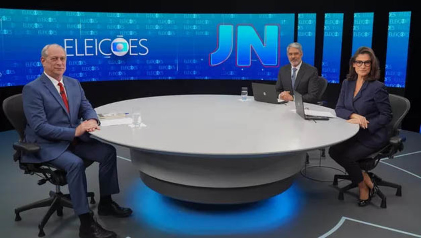 Imagem 1 -  [COLUNA ESPLANADA] O PDT comemorou a desenvoltura (pelo menos verbal) do presidenciável Ciro Gomes na sabatina do Jornal Nacional na noite de terça-feira. O staff acredita que Ciro pode subir até cinco pontos com os 40 minutos de vitrine da TV Globo e o esperado debate da Band TV no próximo domingo. O ‘Ciro paz e amor’, sem xingamentos e mandando abraços para aliados, mostra as digitais do marqueteiro João Santana, ex-PT & Lula. Santana agora aposta na exposição diária do candidato pedetista na CiroTV, que lançará sábado. A ideia é aproximar o candidato do eleitor jovem, tradicionalmente antenado às redes, e atrair a atenção dos cerca de 30% dos eleitores ainda indecisos, de acordo com as pesquisas. O mercado também reagiu bem ao discurso do candidato. “Eu balancei”, diz um grande empresário do setor financeiro de São Paulo. A despeito das boas falas, diferentes segmentos apostam que a decisão será entre Lula e Bolsonaro, e que Ciro, se insistir, pode ser opção para a eleição de 2026.