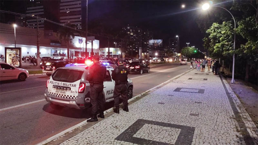 Imagem 1 - RN é o estado do Nordeste com maior redução no número de assassinatos no primeiro semestre de 2022. Com uma redução de 18% quando comparado com os primeiros seis meses de 2021, o Estado também é o segundo do Brasil com maior redução nos crimes de homicídios dolosos (incluindo os feminicídios), latrocínios (roubos seguidos de morte) e as lesões corporais seguidas de morte. No somatório destes tipos criminais, o Rio Grande do Norte contabilizou 633 homicídios nos primeiros seis meses de 2021. Entretanto, no mesmo período deste ano, foram registrados 520 assassinatos. Os dados são do Monitor da Violência. Imagem 1 - RN é o estado do Nordeste com maior redução no número de assassinatos no primeiro semestre de 2022. Com uma redução de 18% quando comparado com os primeiros seis meses de 2021, o Estado também é o segundo do Brasil com maior redução nos crimes de homicídios dolosos (incluindo os feminicídios), latrocínios (roubos seguidos de morte) e as lesões corporais seguidas de morte. No somatório destes tipos criminais, o Rio Grande do Norte contabilizou 633 homicídios nos primeiros seis meses de 2021. Entretanto, no mesmo período deste ano, foram registrados 520 assassinatos. Os dados são do Monitor da Violência.