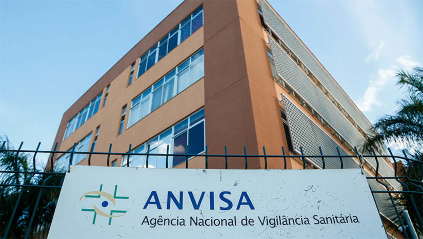 Imagem 1 - Anvisa aprova solicitação do Ministério da Saúde para importação de vacina contra a Varíola dos Macacos. O imunizante, produzido pela empresa Bavarian Nordic A/S na Dinamarca e na Alemanha, é destinado a adultos com idade igual ou superior a 18 anos e possui prazo de até 60 meses de validade, quando conservado entre -60°C a -40°C. Nesta quinta (25), a Anvisa aprovou a dispensa de registro para importação do produto, que é temporária e excepcional, e se aplica somente ao Ministério da Saúde, com validade de seis meses, desde que não seja expressamente revogada pela Anvisa. Imagem 1 - Anvisa aprova solicitação do Ministério da Saúde para importação de vacina contra a Varíola dos Macacos. O imunizante, produzido pela empresa Bavarian Nordic A/S na Dinamarca e na Alemanha, é destinado a adultos com idade igual ou superior a 18 anos e possui prazo de até 60 meses de validade, quando conservado entre -60°C a -40°C. Nesta quinta (25), a Anvisa aprovou a dispensa de registro para importação do produto, que é temporária e excepcional, e se aplica somente ao Ministério da Saúde, com validade de seis meses, desde que não seja expressamente revogada pela Anvisa.