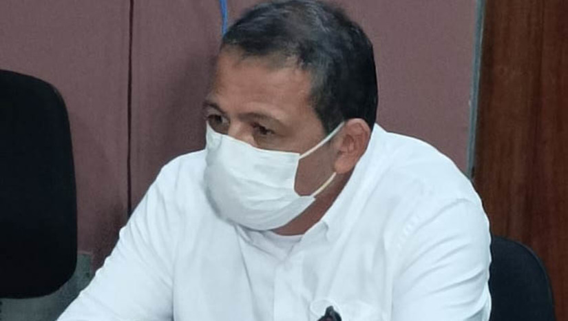 Imagem 1 - Rosemberg Teixeira de Oliveira, de 46 anos, foi julgado e condenado pela sociedade mossoroense na manhã desta terça-feira (30), por ter matado com tiros e pedradas Michel Anderson de Lima, no Sítio Serra Mossoró, em 10 de fevereiro de 2018. Familiares e amigos da vítima lotaram a sala de audiências do Fórum Municipal Desembargador Silveira Martins, para acompanhar o julgamento e pedir que a justiça fosse feita. Rosemberg teria matado Michel por conta de uma discussão que os dois haviam tido, em virtude de uma de bebidas. O réu saiu preso do Fórum para iniciar o cumprimento da pena. Imagem 1 - Rosemberg Teixeira de Oliveira, de 46 anos, foi julgado e condenado pela sociedade mossoroense na manhã desta terça-feira (30), por ter matado com tiros e pedradas Michel Anderson de Lima, no Sítio Serra Mossoró, em 10 de fevereiro de 2018. Familiares e amigos da vítima lotaram a sala de audiências do Fórum Municipal Desembargador Silveira Martins, para acompanhar o julgamento e pedir que a justiça fosse feita. Rosemberg teria matado Michel por conta de uma discussão que os dois haviam tido, em virtude de uma de bebidas. O réu saiu preso do Fórum para iniciar o cumprimento da pena.
