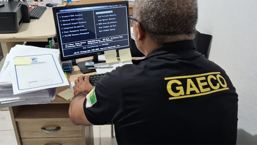 Imagem 1 -  Além do presidente Givagno Patrese, também foi preso o amigo dele, dono da empresa beneficiada em várias licitações na Câmara Municipal de Macau. Na operação Banner, o MPRN contou com 9 promotores de Justiça,  23 servidores do MPRN e 64 policiais militares, para cumprir 16 mandados de busca, apreensão e prisão na manhã desta quinta-feira, 1 de setembro de 2022