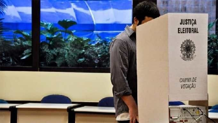   TSE: Eleitor que se recusar a entregar celular ao mesário não poderá votar. Segundo a Corte, havendo recusa em entregar o telefone, o eleitor fica proibido de votar e a presidência da mesa registrará em ata o fato, comunicará ao juízo eleitoral e acionará ainda a força policial para adoção de providências necessárias.  Na última semana, o tribunal decidiu que os mesários têm autorização para reter os aparelhos de celular e afins. A medida corrobora a proibição legislativa de portar esses tipos de aparelhos na cabine de votação. A decisão de hoje estabelece as regras.