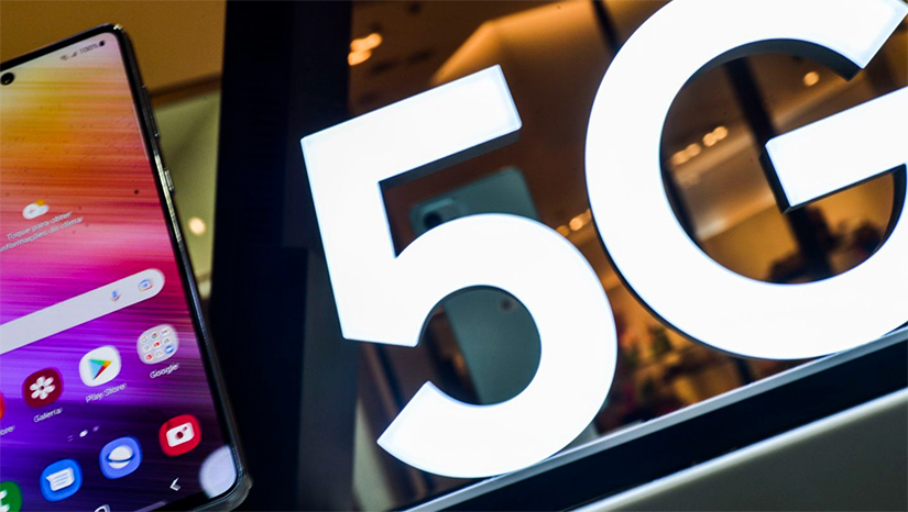 Imagem 1 - Sinal 5G chega a capital Potiguar na próxima segunda-feira (5). Segundo a Anatel, as operadores que adquiriram a faixa de 3,5 GHz na licitação do 5G, realizada no ano passado, poderão ativar estações com a tecnologia de quinta geração do serviço móvel. A decisão foi tomada pelo Grupo de Acompanhamento da Implantação das Soluções para os Problemas de Interferência criado pela Anatel. Até o dia 28 de novembro, quando vence a obrigação editalícia, as prestadoras Claro, Tim e Vivo deverão ter no mínimo 33 estações de 5G em Natal. Imagem 1 - Sinal 5G chega a capital Potiguar na próxima segunda-feira (5). Segundo a Anatel, as operadores que adquiriram a faixa de 3,5 GHz na licitação do 5G, realizada no ano passado, poderão ativar estações com a tecnologia de quinta geração do serviço móvel. A decisão foi tomada pelo Grupo de Acompanhamento da Implantação das Soluções para os Problemas de Interferência criado pela Anatel. Até o dia 28 de novembro, quando vence a obrigação editalícia, as prestadoras Claro, Tim e Vivo deverão ter no mínimo 33 estações de 5G em Natal.