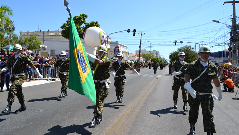 Imagem 1 - Prefeitura de Mossoró realiza do desfile cívico-militar nesta quarta-feira, 07. A programação será iniciada às 7h30, com revista às tropas pelo prefeito Allyson Bezerra, secretário municipal de Segurança Pública, Defesa Civil, Mobilidade Urbana e Trânsito, Cledinilson Morais, e o coronel Walmary Costa, do Comando de Policiamento Regional (CPR) 1, da Polícia Militar. Na sequência, às 7h50, haverá o hasteamento das bandeiras e execução do Hino Nacional pela Banda Sinfônica Artur Paraguai, ao lado da estrutura montada no adro da Capela de São Vicente. Haverá ainda menção a ex-combatentes. O desfile começa às 8h, partindo da Escola de Artes, na avenida Alberto Maranhão. Imagem 1 - Prefeitura de Mossoró realiza do desfile cívico-militar nesta quarta-feira, 07. A programação será iniciada às 7h30, com revista às tropas pelo prefeito Allyson Bezerra, secretário municipal de Segurança Pública, Defesa Civil, Mobilidade Urbana e Trânsito, Cledinilson Morais, e o coronel Walmary Costa, do Comando de Policiamento Regional (CPR) 1, da Polícia Militar. Na sequência, às 7h50, haverá o hasteamento das bandeiras e execução do Hino Nacional pela Banda Sinfônica Artur Paraguai, ao lado da estrutura montada no adro da Capela de São Vicente. Haverá ainda menção a ex-combatentes. O desfile começa às 8h, partindo da Escola de Artes, na avenida Alberto Maranhão.
