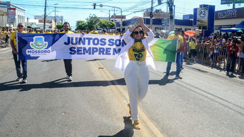 Imagem 1 - A aluna Ana Karoline, da Escola Municipal Dolores do Carmo Rebouças, falou: “Estou muito emocionada em participar do desfile. "“Depois de dois anos de suspensão estamos hoje aqui presencialmente com as famílias mossoroenses trazendo esse belíssimo evento, que é o desfile do 7 de setembro. É um momento sempre importante de ser comemorado. Estamos comemorando também os 200 anos de Independência do Brasil”, diz Hubeônia Alencar, Secretária Municipal de Educação Imagem 1 - A aluna Ana Karoline, da Escola Municipal Dolores do Carmo Rebouças, falou: “Estou muito emocionada em participar do desfile. "“Depois de dois anos de suspensão estamos hoje aqui presencialmente com as famílias mossoroenses trazendo esse belíssimo evento, que é o desfile do 7 de setembro. É um momento sempre importante de ser comemorado. Estamos comemorando também os 200 anos de Independência do Brasil”, diz Hubeônia Alencar, Secretária Municipal de Educação