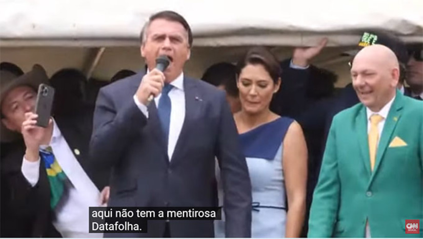 Imagem 1 -  Após os desfiles cívicos e militar, Bolsonaro retirou a faixa e foi para um palanque armado por seus apoiadores. Enalteceu pontos do seu governo que considera pujante, como a economia, criticou o 14 anos de Governo do PT e pediu que seus eleitores convencesse os demais eleitores a votarem nele, fazendo uma comparação esdruxula entre as primeiras damas.