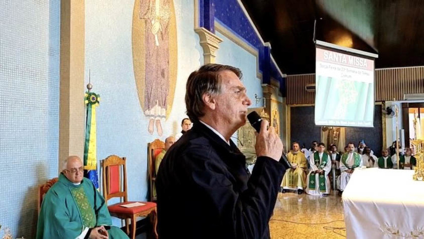   [COLUNA ESPLANADA] Com forte contato diário com evangélicos – na frente parlamentar do Congresso ou com pastores no Palácio – o presidente Jair Bolsonaro (PL) acenou à Igreja Católica, da qual tradicionalmente tem apoio. Bolsonaro foi à missa na Paróquia de Santo Expedito na Asa Norte, na quinta-feira, e num templo lotado, soltou o que todos gostaram de ouvir: “Tenho um rito que faço há alguns anos: levanto-me, elevo o pensamento a Deus e peço a Ele que o nosso povo não experimente as dores do comunismo”, disse, seguido por um forte amém dos fiéis. O presidente foi recebido por mais de 20 padres na sacristia para uma bênção, logo em seguida. A reaproximação do candidato com os católicos é um dos trunfos de seu staff para tentar diminuir a diferença diante da liderança de Lula da Silva (PT) nas pesquisas eleitorais. Dentro da Igreja – que não toma lado oficial, evidente – o PT é considerado muito progressista, com candidatos cujas propostas vão de encontro às da CNBB, como a legalização do aborto.