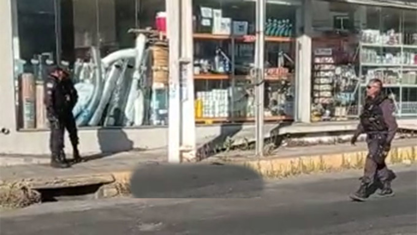 Imagem 1 - A vítima foi identificada ainda no local (na imagem guarnecido pela Polícia Militar) como sendo Severiano Bezerra Neto, de 37 anos. Ele foi morto com vários tiros, num local que tem várias câmeras de segurança que podem ajudar a Polícia Civil, durante as investigações, a identificar os possíveis assassinos Imagem 1 - A vítima foi identificada ainda no local (na imagem guarnecido pela Polícia Militar) como sendo Severiano Bezerra Neto, de 37 anos. Ele foi morto com vários tiros, num local que tem várias câmeras de segurança que podem ajudar a Polícia Civil, durante as investigações, a identificar os possíveis assassinos