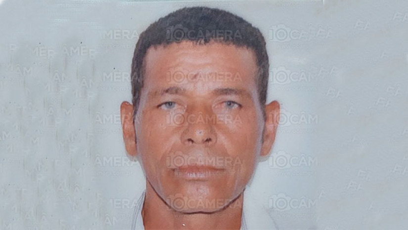 Imagem 1 - No local, a policia não conseguiu informações que possa indicar o que teria motivado o crime. A vítima Antônio Januário de Souza, tem 57 anos, e mora e trabalha em Baraúna há vários anos; O caso será investigado pela Delegacia de Baraúna. Imagem 1 - No local, a policia não conseguiu informações que possa indicar o que teria motivado o crime. A vítima Antônio Januário de Souza, tem 57 anos, e mora e trabalha em Baraúna há vários anos; O caso será investigado pela Delegacia de Baraúna.