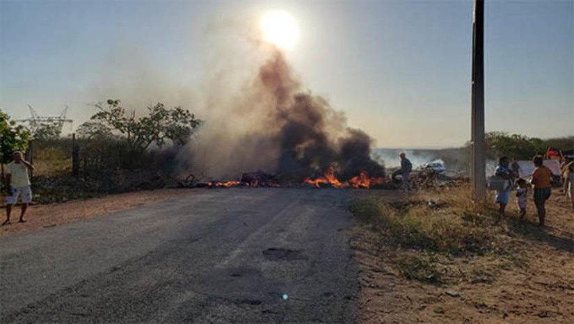 Imagem 1 -  Já são 18 dias que os moradores das vilas vilas Espírito Santos, Goiás, Mato Grosso, São Paulo, Alagoas e Sergipe, que são abastecidas pelo poço na Vila Mato Grosso, estão sem um pingo d’água nas torneiras devido a falta de manutenção do poço que é de responsabilidade de Companhia.