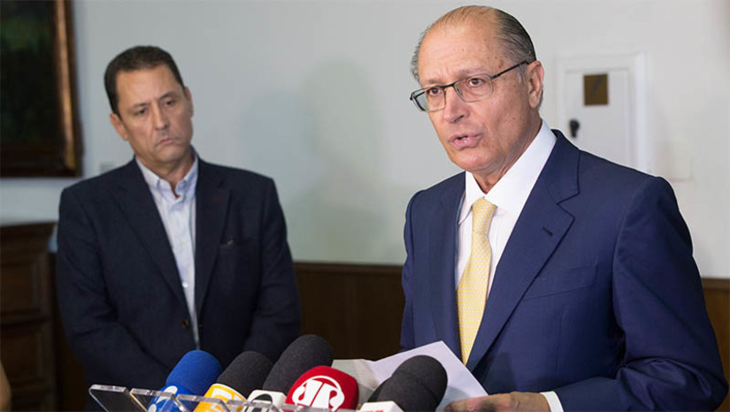 Imagem 1 -  [COLUNA ESPLANADA] O promotor Saulo de Castro Filho entrou no ritmo da campanha. Ex-secretário de Governo de Geraldo Alckmin, tem aval do vice de Lula para montar equipe de confiança visando ministério: ele é cotado para a Justiça ou Casa Civil, caso o petista seja eleito. Saulo faz reuniões com ex-colaboradores que desfilaram pelo Palácio Bandeirantes na gestão do tucano. As movimentações de alckmistas no entorno de Lula confirmam o que a Coluna publicou: o petista quer dar protagonismo ao vice numa eventual administração. É cedo ainda – e falta combinar com o eleitor: Alckmin já começa a fazer sombra a qualquer pretenso candidato petista para 2026.