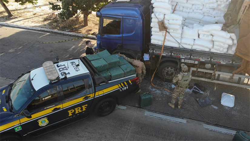 Imagem 1 -  PRF realiza a maior apreensão de cocaína no RN desde 2019; prejuízo ao crime é superior a R$ 220 milhões. Após pesagem oficial, a Polícia Rodoviária Federal divulgou que a apreensão de cocaína realizada na madrugada desta segunda (19), em São José de Mipibu/RN, foi de 1256 kg, maior apreensão realizada no estado desde o ano de 2019. O entorpecente estava escondido em um caminhão que transportava polietileno. O motorista, um homem de 38 anos, foi preso e encaminhado para a sede da PF, em Natal.
