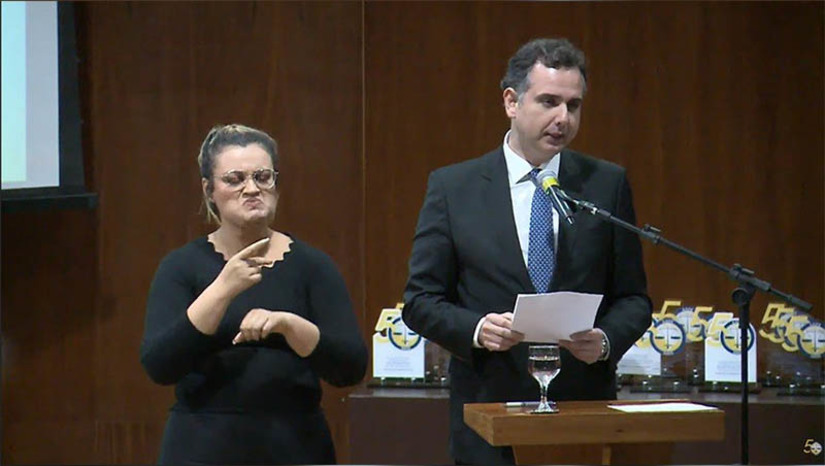Imagem 1 - Presidente em exercício reafirma compromisso com a democracia e confiança na Justiça Eleitoral. Para Rodrigo Pacheco, presidente do Senado e presidente interino do Brasil na ausência de Bolsonaro, o momento de crítica às instituições não deve gerar arrefecimento e sim servir para que elas se aprimorem. A declaração foi feita nesta segunda (19), na abertura do seminário comemorativo dos 50 anos da Associação dos Juízes Federais do Brasil (Ajufe), na sede do Conselho da Justiça Federal (CJF), em Brasília. “Trata-se de decidir que tipo de nação queremos, para agora e para o futuro”, disse ele. Imagem 1 - Presidente em exercício reafirma compromisso com a democracia e confiança na Justiça Eleitoral. Para Rodrigo Pacheco, presidente do Senado e presidente interino do Brasil na ausência de Bolsonaro, o momento de crítica às instituições não deve gerar arrefecimento e sim servir para que elas se aprimorem. A declaração foi feita nesta segunda (19), na abertura do seminário comemorativo dos 50 anos da Associação dos Juízes Federais do Brasil (Ajufe), na sede do Conselho da Justiça Federal (CJF), em Brasília. “Trata-se de decidir que tipo de nação queremos, para agora e para o futuro”, disse ele.