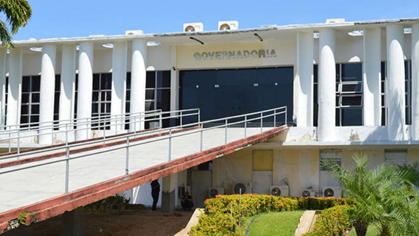 Imagem 1 - Primeira parcela do décimo terceiro salário dos servidores do RN será paga no dia 30 de setembro. O pagamento do décimo seguirá os mesmos critérios do pagamento da folha mensal com o adiantamento de 30% da gratificação natalina para quem ganha até R$ 4 mil, brutos, e todo o pessoal das forças de segurança, independente de faixa salarial. Quem ganha acima de R$ 4 mil receberá a primeira parcela de 30% no dia 30 de novembro. Os 70% restantes serão depositados em dezembro, quitando, assim, o pagamento do 13° da totalidade dos servidores. Imagem 1 - Primeira parcela do décimo terceiro salário dos servidores do RN será paga no dia 30 de setembro. O pagamento do décimo seguirá os mesmos critérios do pagamento da folha mensal com o adiantamento de 30% da gratificação natalina para quem ganha até R$ 4 mil, brutos, e todo o pessoal das forças de segurança, independente de faixa salarial. Quem ganha acima de R$ 4 mil receberá a primeira parcela de 30% no dia 30 de novembro. Os 70% restantes serão depositados em dezembro, quitando, assim, o pagamento do 13° da totalidade dos servidores.