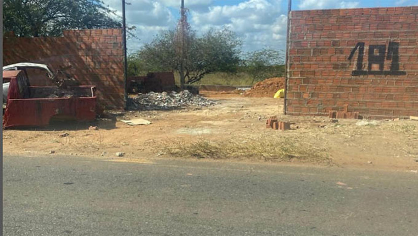 Imagem 1 -  O local já foi mostrado pelo MH e as construções foram embargadas pela Prefeitura de Mossoró. Passado um tempo, voltaram a lotear as áreas do Estado e vender para construir (foto), há menos de 2 metros da pista da RN 015, um verdadeiro perigo para quem pretende morar no local e também para os trafega por esta rodovia entre Mossoró e Baraúna