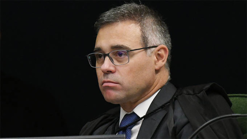 Imagem 1 - UOL havia publicado reportagem detalhando que a família Bolsonaro, após ingressar na Política haviam comprado de 100 imóveis, sendo que mais da metade em dinheiro vivo, o que representa sinais claros de corrupção. O filho de Bolsonaro, se sentindo atingido, acionou o Tribunal de Justiça de Brasília, que decretou a censura. Entretanto, após forte reação social e jurídica, o próprio ministro ligado a Bolsonaro, tratou de derrubar a censura. Veja SENTENÇA e a reportagem na ÍNTEGRA. Imagem 1 - UOL havia publicado reportagem detalhando que a família Bolsonaro, após ingressar na Política haviam comprado de 100 imóveis, sendo que mais da metade em dinheiro vivo, o que representa sinais claros de corrupção. O filho de Bolsonaro, se sentindo atingido, acionou o Tribunal de Justiça de Brasília, que decretou a censura. Entretanto, após forte reação social e jurídica, o próprio ministro ligado a Bolsonaro, tratou de derrubar a censura. Veja SENTENÇA e a reportagem na ÍNTEGRA.
