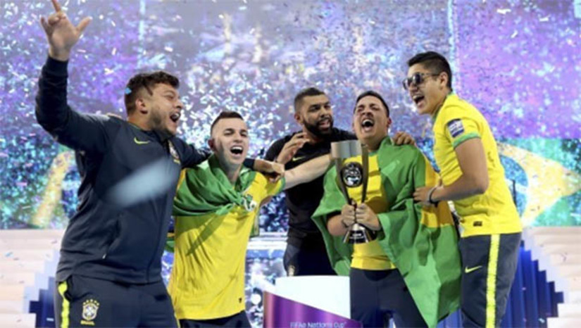 Imagem 1 - Os brasileiros Paulo Henrique “PHzin”, Pedro Resende, Gabriel Crepaldi e Klinger Castro, que já chamavam atenção a cada vitória durante a competição, comoveram o público com a festa realizada, a equipe brasileira é a 1ª da América do Sul a realizar tal feito. Para a próxima temporada, no FIFA 23, que pode ser a despedida do jogo de futebol, os atletas PHzin e Pedro Resende estarão jogando juntos pelo Ajax da Holanda. Imagem 1 - Os brasileiros Paulo Henrique “PHzin”, Pedro Resende, Gabriel Crepaldi e Klinger Castro, que já chamavam atenção a cada vitória durante a competição, comoveram o público com a festa realizada, a equipe brasileira é a 1ª da América do Sul a realizar tal feito. Para a próxima temporada, no FIFA 23, que pode ser a despedida do jogo de futebol, os atletas PHzin e Pedro Resende estarão jogando juntos pelo Ajax da Holanda.