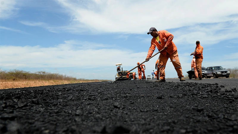 Imagem 1 - Governo do RN abre licitação para reconstrução da RN-401 em Guamaré. O trecho da rodovia é de 12 quilômetros e será totalmente reconstruído em parceria com a Prefeitura de Guamaré. A RN-401 é de fundamental importância para o desenvolvimento do Rio Grande do Norte. Por ela escoa os derivados de petróleo e gás processados na Refinaria Clara Camarão e distribuídos para o RN e outros estados, e a maior parte da produção de sal marinho. Ela também é fundamental para o turismo e para a política de atração de novos investimentos na região. Imagem 1 - Governo do RN abre licitação para reconstrução da RN-401 em Guamaré. O trecho da rodovia é de 12 quilômetros e será totalmente reconstruído em parceria com a Prefeitura de Guamaré. A RN-401 é de fundamental importância para o desenvolvimento do Rio Grande do Norte. Por ela escoa os derivados de petróleo e gás processados na Refinaria Clara Camarão e distribuídos para o RN e outros estados, e a maior parte da produção de sal marinho. Ela também é fundamental para o turismo e para a política de atração de novos investimentos na região.