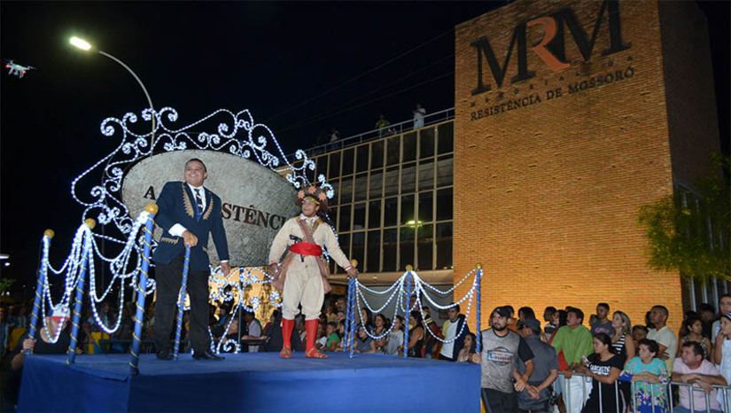Imagem 1 - Cortejo da Liberdade celebra os atos de pioneirismo, liberdade e resistência de Mossoró nesta sexta, 30. O desfile cívico, militar, cultural e comemorativo acontecerá na avenida Rio Branco, no Corredor Cultural, com início às 18h. Neste ano, a Festa da Liberdade trabalha a temática dos elementos da natureza: água, terra, fogo e ar. O desfile que sairá da Praça dos Esportes, com destino à Estação das Artes Elizeu Ventania, terá apresentações da Banda de Música Arthur Paraguai, Escolas e Unidades de Educação Infantil da Rede Municipal de Ensino e das forças de segurança do Estado e do Município. Imagem 1 - Cortejo da Liberdade celebra os atos de pioneirismo, liberdade e resistência de Mossoró nesta sexta, 30. O desfile cívico, militar, cultural e comemorativo acontecerá na avenida Rio Branco, no Corredor Cultural, com início às 18h. Neste ano, a Festa da Liberdade trabalha a temática dos elementos da natureza: água, terra, fogo e ar. O desfile que sairá da Praça dos Esportes, com destino à Estação das Artes Elizeu Ventania, terá apresentações da Banda de Música Arthur Paraguai, Escolas e Unidades de Educação Infantil da Rede Municipal de Ensino e das forças de segurança do Estado e do Município.