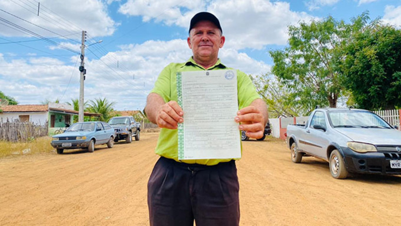 Imagem 1 - Foram atendidos com os documentos, 51 moradores da área de reforma agrária. Mais 33 agricultores do assentamento Santo Antônio e mais 21 do Riachão obtiveram os seus títulos no local. Para oito beneficiários da comunidade Maria Cleide, os TDs foram concedidos diretamente na localidade por um servidor da autarquia. Moradoras de Três Marias, emocionadas, Samaria de Souza Góis e Sandra Maria de Souza Batalha relembraram, saudosas, dos pais, José Cícero e Raimunda de Souza, que faleceram recentemente e não realizaram o anseio de serem os proprietários da terra. Imagem 1 - Foram atendidos com os documentos, 51 moradores da área de reforma agrária. Mais 33 agricultores do assentamento Santo Antônio e mais 21 do Riachão obtiveram os seus títulos no local. Para oito beneficiários da comunidade Maria Cleide, os TDs foram concedidos diretamente na localidade por um servidor da autarquia. Moradoras de Três Marias, emocionadas, Samaria de Souza Góis e Sandra Maria de Souza Batalha relembraram, saudosas, dos pais, José Cícero e Raimunda de Souza, que faleceram recentemente e não realizaram o anseio de serem os proprietários da terra.