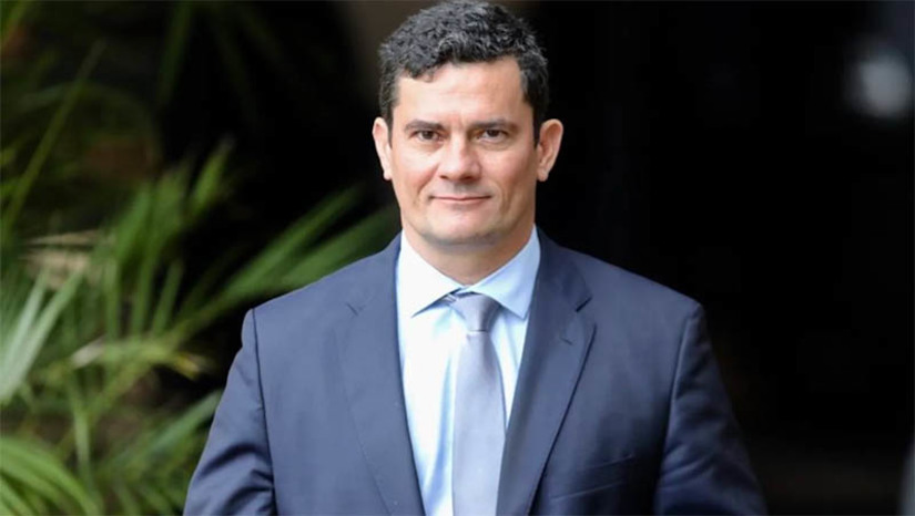 Imagem 1 -  [COLUNA ESPLANADA] Um dos maiores vitoriosos desta eleição é o ex-juiz Sergio Moro (UB). De herói a ‘vilão’, diante do vazamento de suas conversas quando magistrado e das falhas processuais que derrubaram a Operação Lava Jato, ele foi esculachado, xingado, exposto, quase desistiu do Brasil para lecionar nos Estados Unidos. Sua eleição para senador pelo Paraná com disputa acirrada, e a da sua esposa Rosângela Moro (UB) como deputada federal por São Paulo – amparada basicamente na fama do marido – elevou Moro a um patamar com quem agora muitos políticos e representantes de variados setores (inclusive do Judiciário) terão de sentar à mesa para articular pautas. Moro vai encarar no Congresso alguns de seus alvos, porém agora com boton de parlamentar. Levará consigo a estrela de xerife do povo. Sua eleição é a maior resposta de apoio da sociedade à operação contra a corrupção – e essa pauta, que caiu quando ministro da Justiça, voltará pelas suas mãos. A conferir o resultado.