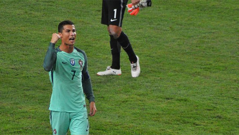 Imagem 1 - Ronaldo, de 37 (foto), e Messi, de 35 anos, já estão na fase descendente da carreira. É claro que os dois têm muita qualidade e até poderão disputar a Copa de 2026, mas, se isso acontecer, certamente já não terão o protagonismo de que desfrutam hoje em suas seleções. Imagem 1 - Ronaldo, de 37 (foto), e Messi, de 35 anos, já estão na fase descendente da carreira. É claro que os dois têm muita qualidade e até poderão disputar a Copa de 2026, mas, se isso acontecer, certamente já não terão o protagonismo de que desfrutam hoje em suas seleções.