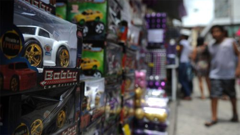 Imagem 1 -  Consumidores de Mossoró devem gastar R$ 121, em média, com presentes no Dia das Crianças. Em Mossoró, a projeção é que cerca de 93 mil mossoroenses irão às compras nesta data comemorativa, movimentando cerca de R$ 11 milhões no comércio local, valor 13,3% maior do que o calculado no levantamento feito em 2021, quando foram estimados próximo de R$ 10 milhões na economia de Mossoró. O gasto médio por pessoa é de R$ 121,41, sendo que 56% pretendem pagar as compras no cartão parcelado.