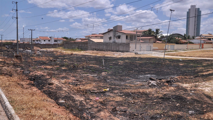 Imagem 1 - Defesa Civil monitora e orienta a população de Mossoró sobre o combate a queimadas. De acordo com o coordenador do Departamento de Monitoramento Alertas e Desastres da Prefeitura de Mossoró, Weydson Mariano, a população pode ajudar com a boa prática, evitando atear fogo em lixo urbano ou promovendo a limpeza do solo através de queimadas. Mariano lembra que realizar queimadas é crime ambiental e gera consequências. A Prefeitura de Mossoró disponibiliza ao Corpo de Bombeiros caminhões-pipa para o auxílio no combate a incêndios. Com a central de atendimento funcionando 24h, a Defesa Civil pode ser acionada através do número emergencial 199. Imagem 1 - Defesa Civil monitora e orienta a população de Mossoró sobre o combate a queimadas. De acordo com o coordenador do Departamento de Monitoramento Alertas e Desastres da Prefeitura de Mossoró, Weydson Mariano, a população pode ajudar com a boa prática, evitando atear fogo em lixo urbano ou promovendo a limpeza do solo através de queimadas. Mariano lembra que realizar queimadas é crime ambiental e gera consequências. A Prefeitura de Mossoró disponibiliza ao Corpo de Bombeiros caminhões-pipa para o auxílio no combate a incêndios. Com a central de atendimento funcionando 24h, a Defesa Civil pode ser acionada através do número emergencial 199.