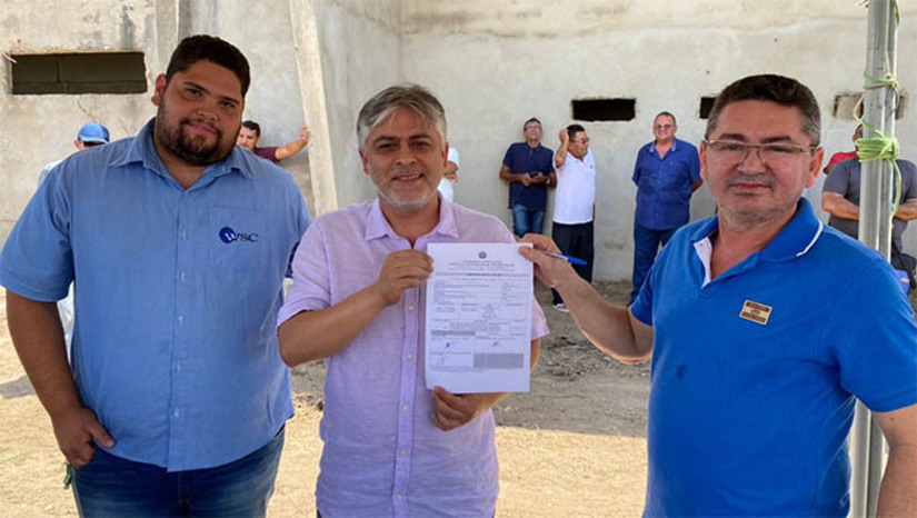 Imagem 1 - A obra foi paralisada em 2012 e ficou esquecida por uma década, transformando em pesadelo o sonho dos desportistas dixseptienses de contarem com uma praça de esporte com grande estrutura. Na manhã desta sexta-feira (07), o prefeito Dr. Artur Vale assinou a Ordem de Serviço autorizando a empresa WSC Empreendimentos e Construções LTDA a iniciar os serviços. O investimento total será de 1.304.207,32, sendo os R$ 390 mil restantes em recursos da União, via Ministério do Desenvolvimento Regional. Imagem 1 - A obra foi paralisada em 2012 e ficou esquecida por uma década, transformando em pesadelo o sonho dos desportistas dixseptienses de contarem com uma praça de esporte com grande estrutura. Na manhã desta sexta-feira (07), o prefeito Dr. Artur Vale assinou a Ordem de Serviço autorizando a empresa WSC Empreendimentos e Construções LTDA a iniciar os serviços. O investimento total será de 1.304.207,32, sendo os R$ 390 mil restantes em recursos da União, via Ministério do Desenvolvimento Regional.