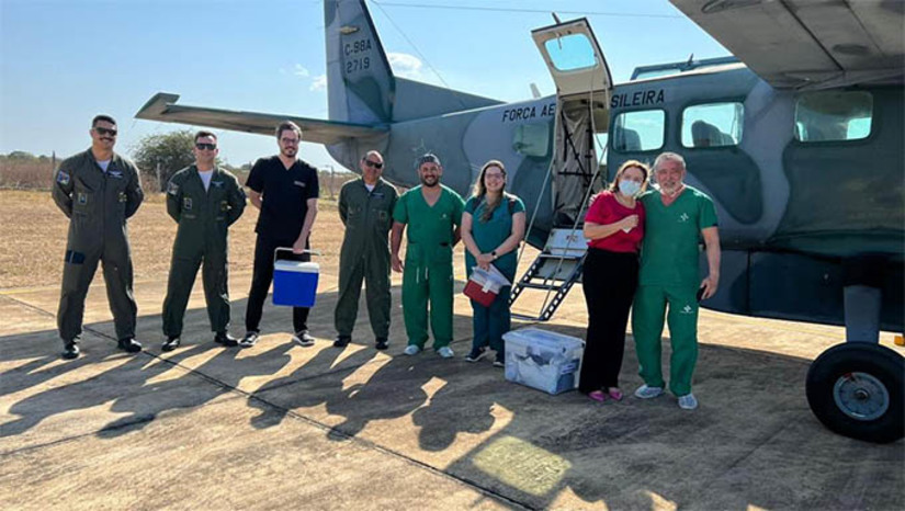 Imagem 1 -  Esta é a nona captação de órgãos realizada no Hospital Regional Tarcísio Maia, em 2022. Vai para pacientes que estão em fila aguardando em Natal (coração, córneas e rins) e para um paciente de Fortaleza (fígado). Operação mobilizou dezenas de profissionais de saúde, Força Aérea Brasileira e aviões dos Governos do RN e do Ceará, além de batedores do aeroporto aos hospitais