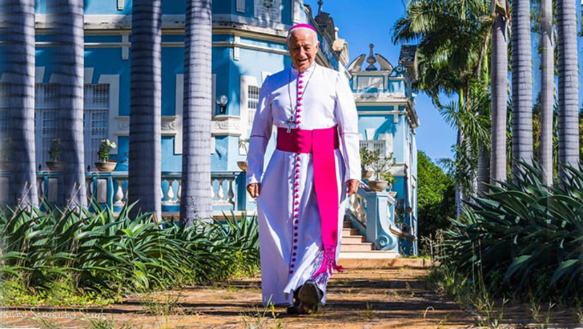 Imagem 1 - O Bispo Dom Mariano Manzana completa 75 anos de vida no próximo dia 13 de Outubro e, por ocasião deste aniversário, seguindo o Código de Direito Canônico, deve apresentar uma Carta Renúncia ao Papa Francisco, nomeará um novo Bispo para a Diocese de Mossoró. A Diocese de Mossoró tem a alegria de convidar todos os fiéis para a Solene Celebração Eucarística pelo 75º aniversário natalício do nosso pastor. A missa às 19h na Catedral de Santa Luzia, na Praça Antônio Vigário Joaquim, no Centro de Mossoró-RN. Nesta data, também será lançado o livro “Diocese de Mossoró: 18 anos de missão” e um documentário, produzido pela TCM Telecom, que faz memória ao bispado de Dom Mariano. Imagem 1 - O Bispo Dom Mariano Manzana completa 75 anos de vida no próximo dia 13 de Outubro e, por ocasião deste aniversário, seguindo o Código de Direito Canônico, deve apresentar uma Carta Renúncia ao Papa Francisco, nomeará um novo Bispo para a Diocese de Mossoró. A Diocese de Mossoró tem a alegria de convidar todos os fiéis para a Solene Celebração Eucarística pelo 75º aniversário natalício do nosso pastor. A missa às 19h na Catedral de Santa Luzia, na Praça Antônio Vigário Joaquim, no Centro de Mossoró-RN. Nesta data, também será lançado o livro “Diocese de Mossoró: 18 anos de missão” e um documentário, produzido pela TCM Telecom, que faz memória ao bispado de Dom Mariano.