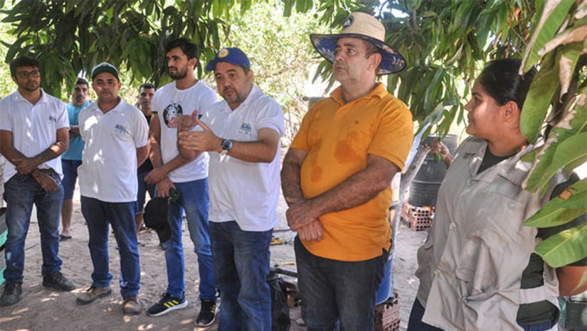 Imagem 1 - A Aula prática para os pequenos produtores de mel de abelha sem ferrão, a meliponda, também estendida para os estudantes do curso de zootecnia do SENAR, recebeu o nome de "Papo Rural". Nesta edição, foi realizado no Assentamento Pomar, no Polo Maísa, com a participação de produtores de Cordão de Sombra, Mulungunzinho, Assentamento Favela, Jurema e da região da Maísa: "Estamos mostrando aqui na prática como o apicultor pode melhorar a eficiência desses apiários e incrementar sua renda familiar", diz Faviano Moreira, secretário de Agricultura de Mossoró Imagem 1 - A Aula prática para os pequenos produtores de mel de abelha sem ferrão, a meliponda, também estendida para os estudantes do curso de zootecnia do SENAR, recebeu o nome de "Papo Rural". Nesta edição, foi realizado no Assentamento Pomar, no Polo Maísa, com a participação de produtores de Cordão de Sombra, Mulungunzinho, Assentamento Favela, Jurema e da região da Maísa: "Estamos mostrando aqui na prática como o apicultor pode melhorar a eficiência desses apiários e incrementar sua renda familiar", diz Faviano Moreira, secretário de Agricultura de Mossoró
