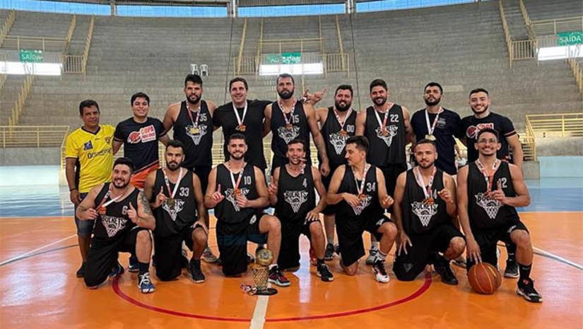 Imagem 1 - A equipe Buckets Mossoró treina atualmente na quadra da Av Rio Branco, após o horário, para não atrapalhar o público. Neste domingo, 9, realizou jogo treino em Quixeré, no Ceará, tendo vencido por 85 x 70. O líder da equipe, Rômulo Júnior, que ex-profissional, disse que precisa de uma quadra para treinar e patrocínio para participar do Estadual 2022, que terá a primeira etapa realizada em Mossoró nos próximos mês de novembro. Imagem 1 - A equipe Buckets Mossoró treina atualmente na quadra da Av Rio Branco, após o horário, para não atrapalhar o público. Neste domingo, 9, realizou jogo treino em Quixeré, no Ceará, tendo vencido por 85 x 70. O líder da equipe, Rômulo Júnior, que ex-profissional, disse que precisa de uma quadra para treinar e patrocínio para participar do Estadual 2022, que terá a primeira etapa realizada em Mossoró nos próximos mês de novembro.