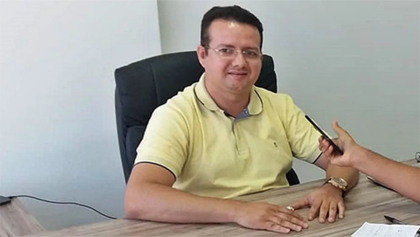Imagem 1 -  Prefeito Sael Melo havia sido afastado do cargo por 90 dias, em função de inúmeros acusações de corrupção. Neste intervalo, ele teria registrado em cartório uma carta renúncia, que ele alega ter se arrependido de apresentar a Câmara. Mas um amigo fotografou esta carta e entregou na Câmara, que fez uma sessão extraordinária no dia 14 de abril de 2022 e, considerando o cargo vago, empossou o vice Francisco Faustino no cargo. Ocorre em juízo, a cópia não foi aceita como documento válido e neste dia 10 de outubro, o juizo da Comarca de Areia Branca determinou que Sael Melo retornasse ao cargo.