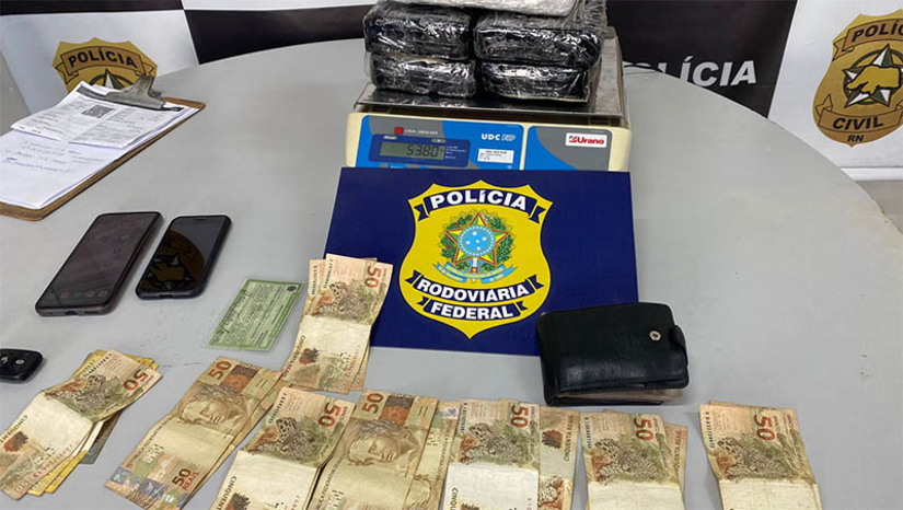 Imagem 1 -  A apreensão aconteceu na tarde desta terça-feira (11). A droga era transportada no interior do para-lama de um veículo modelo Tucson. Também foi apreendida a quantia de R$ 812 junto ao condutor e dois aparelhos celulares. O homem afirmou que não sabia que a droga estava escondida no carro e que viaja de Mossoró para Natal, para visitar uma irmã.