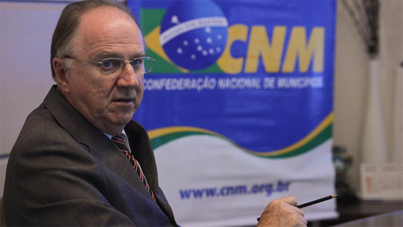 Imagem 1 -  Antes de desembarcarem na capital federal, para visitarem inicialmente os gabinetes dos deputados pegando assinaturas (precisam de 1/3 - 171), um grupo de prefeitos vão se reunir com o presidente do Senado Rodrigo Pacheco, em Minas Gerais, com o presidente da Câmara Artur Lira, em Alagoas, e com o líder do governo no Congresso Ricardo Barros, no Paraná, para conseguir o compromisso dos três para ser ter um andamento rápido da PEC que estão propondo para aumentar em 10 bilhões anuais os repasses da União para o FPM dos municípios, alegando exatamente pagar piso da enfermagem aprovado pelas casas e sancionado pelo presidente sem fonte pagadora. 